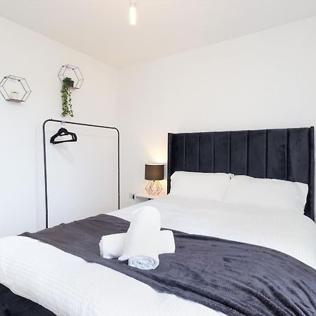 Nuneaton Retreat - City Centre - Parking - Train ภายนอก รูปภาพ