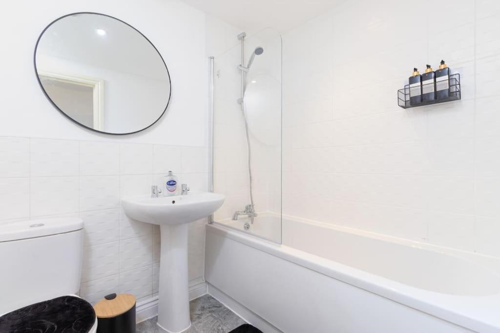 Nuneaton Retreat - City Centre - Parking - Train ภายนอก รูปภาพ
